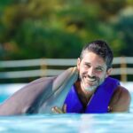 Andreia Dinis Instagram - Que momentos incríveis tivemos com estes maravilhosos seres. Meigos, dóceis, inteligentes. Flor nunca se irá esquecer do que aprendeu sobre eles e com eles. ❤️ #moments #family #dolphins #toremember #zoomarinealgarve @zoomarine_algarve_oficial