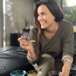 Andreia Dinis Instagram - Num dia de chuva o que apetece? Sofá, filme e doces. Optámos por um saudável....Gelatina. A @condialimentar lançou a nova Gama de Gelatinas em pó com menos 30% de açúcar e com 7 deliciosos sabores: Morango, Ananás, Amora, Tutti-Frutti, Manga-Laranja, Frutos do Bosque e Maracujá. Pusemos mãos à obra e, na dúvida, decidimos fazer todas!!! E que delícia (faltou só experimentarmos a de maracujá....fica para uma próxima). #condi #condialimentar #novo #sobremesa #saudável #bemestar #equilíbrio #glutenfree #gelatina #desfruteemfamília