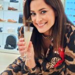 Andreia Dinis Instagram – Digam lá que não tenho uma irmã mega gata? A minha companhia hoje na apresentação da nova colecção Aldo. 2 apaixonadas por sapatos, malas e afins. Conclusão… Parecíamos 2 miúdas numa loja de doces 🤣🤣🤣

#aldoshoesportugal #aldocrew #theholidayedit #shoelover #bling