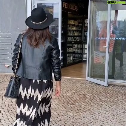 Andreia Dinis Instagram - Sou daquelas pessoas que não percebe muito de telemóveis (nem de equipamentos electrónicos em geral 😆). A minha escolha recai sobretudo na praticidade do dito e nas características do mesmo que mais jeito me dão (qualidade de imagem, armazenamento, bateria....). Agradeço a todos os que me ajudaram na escolha mas, apesar do iphone ter sido o que a maioria escolheu optei pelo Samsung S23. Aqui a miúda usa android há vários anos e com este telemóvel sei que fiz uma boa escolha também. Agradeço também à @np4game pela acompanhamento e ajuda que me deram. Foram TOPS. E, apesar de terem o Iphone 15 disponível ainda não foi desta que troquei de android para IOS. #android #samsungs23 #phone #happygirl #andreiadinis