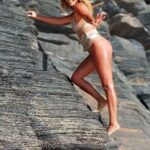 Andreia Dinis Instagram – Bateu uma saudade do sol, da praia, do calor (apesar de não ser menina para gostar de temperaturas muito altas). Uma semana sem sol e por aqui a neura começa a chegar. 🫣
Vem lá sol….estás perdoado!

Este cabelo à mogli está qualquer coisa. A “amiga” celulite tb presente mas, no verão, tudo fica menos mal 🤣
