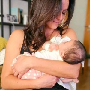 Andreia Dinis Instagram - 3 mesinhos da Dinis mais nova. Nossa docinha Benedita. Como um bebé consegue trazer uma alegria e energia renovadas 🩷🩷🩷🩷 #benedita #baby #family #love