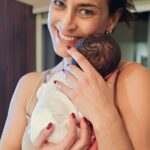 Andreia Dinis Instagram – Muito desejada, muito esperada, já imensamente amada! 
Bem-vinda Benedita da titi. Que emoção assistir ao teu nascimento, pegar em ti pela 1a vez e ver a minha mana e cunhado transformarem-se nos pais maravilhosos que sempre soube que seriam. Não cabo em mim de tanto amor 🩷🩷🩷