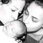 Andreia Dinis Instagram – Mãe….amor, colo, carinho, compreensão. Somos conselheiras, amigas, professoras. Somos heroínas sem capas, vivemos com 2 corações (um dentro e um fora do corpo) e no momento em que nos transformamos mães, há uma vida que passa a estar à frente de qualquer outra!
Tive o melhor exemplar de todas e, devido a ela eu a minha irmã somos as “mãezonas” que somos hoje. Feliz dia minha “anja” guerreira, feliz dia minha mana e feliz dia a todas as grandes mães que merecem este “título”! ❤️🩷💙

#mothersday #love