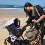 Andreia Dinis Instagram – Passeio no paredão com a mana e a baby da família 
Quase parecia agosto com as praias cheias 🤣
Vitamina D para deixarmos de parecer Gasparzinho -o fantasma.