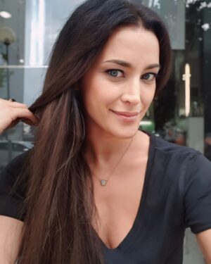 Andreia Dinis Instagram - Ao ver fotos antigas bateu saudades dos cabelos compridos. Uma das particularidades da vida do actor é a constante mudança de visual para as personagens. Já tive o meu cabelo de 1001 maneiras. Mas o comprido é sempre o meu preferido 😜
