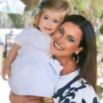 Andreia Dinis Instagram – Parabéns amor da titi. 2 aninhos desta princesa boa que enche as nossas vidas de sorrisos. Tia não de sangue, de coração, mas serei sempre aquela titia “doida” com que poderás contar.  Digam lá que esta bebé não é lindaaaaaa? 🩷🩷🩷🩷
(Fevereiro eo mês dos aniversários de familiares)