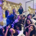 Andreia Dinis Instagram – E assim celebrámos mais um aniversário. Entre amigas, em casa, com jogos, muita animação e palhaçadas típicas de adolescentes. Dá trabalho? Dá. Mas é aproveitar enquanto ainda querem celebrar na nossa presença 😉

#birthdaygirl #party #13 #teenager #girls