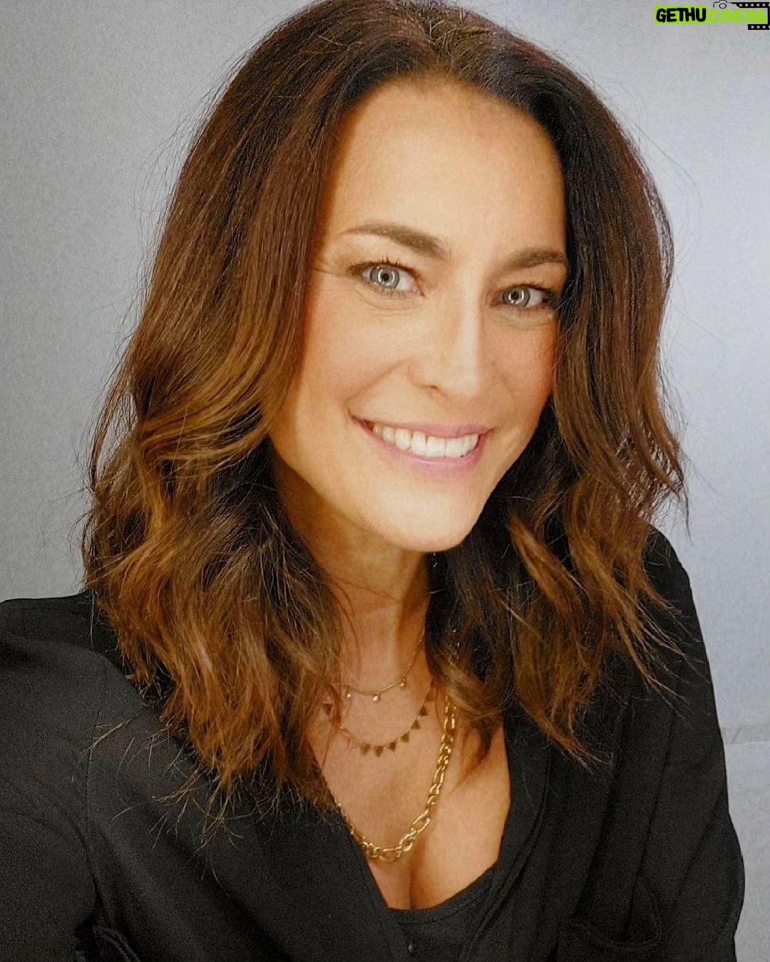 Andreia Dinis Instagram - Prontinha para começar a semana! Chuva e temperaturas a lembrar outono e eu de visita à cidade do Porto. Adoro!