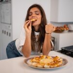 Andreia Rodrigues Instagram – Nova receita no feed! Adoro massa folhada e queijo, e esta combinação é incrível. Ideal para receber amigos em casa ou até para a mesa de Natal! ☺️ 

É só seguirem a receita no reel, é super simples! O forno deve estar aquecido a 180° 😉

#receitas #receitasimples #receitarapida #folhados #folhados