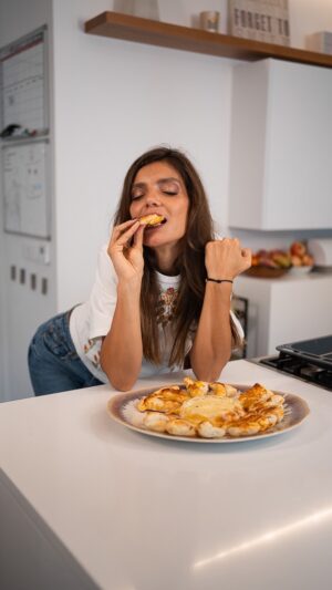 Andreia Rodrigues Instagram - Nova receita no feed! Adoro massa folhada e queijo, e esta combinação é incrível. Ideal para receber amigos em casa ou até para a mesa de Natal! ☺️ 

É só seguirem a receita no reel, é super simples! O forno deve estar aquecido a 180° 😉

#receitas #receitasimples #receitarapida #folhados #folhados