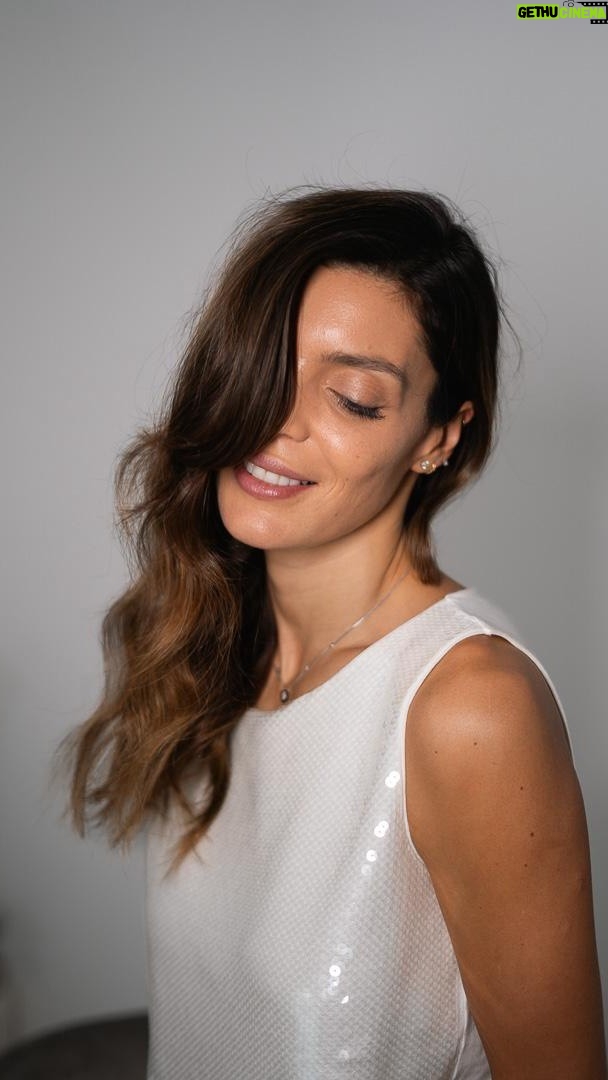 Andreia Rodrigues Instagram - Descubra o segredo para uma pele radiante! Vejam no vídeo o antes e o depois! Com o passar do anos, o aparecimento de manchas na pele é inevitável... mas, com a gama Luminous 640 da NIVEA, é possível reverter esse processo e, em apenas 2 semanas ver resultados. Reduzindo até 71% a intensidade das manchas. Vejam o reel e descubram quais os passos desta rotina (super fácil). #pub @NIVEA #NIVEA #NIVEAPortugal #Luminous630 #niveaantimanchas