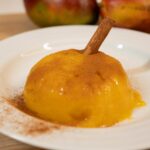 Andreia Rodrigues Instagram – Pudim de MANGA! 🥭 2 Ingredientes e muito FÁCIL! A meio da semana uma receita simples, um doce saudável, para quando não há tempo mas precisamos de um miminho! 
SEM FARINHAS E SEM AÇÚCAR! 🔝

Ingredientes:
2 mangas
20 g de gelatina em pó – sem sabor
Canela (opcional)

Dicas: Aquecer ligeiramente a manga antes de juntar a gelatina em pó e, depois, mexer até ficarem bem misturados.

Bater a mistura, como claras em Castelo, cerca de 15 min, para ficar mais densa, triplicando o volume.

Colocar num molde e deixar cerca de 4h no frigorífico. Pronto a servir.

Quem vai experimentar?
Guardem esta sobremesa fácil e identifiquem alguém com quem partilhariam a receita e o doce 😜🥭💗

#ReceitasSaudáveis #CozinhaFácil #ComidaFit #ReceitasLeves #AlimentaçãoSaudável #VidaSaudável #PratoDoDia #CulináriaFit #ComerBem #SaborSaudável