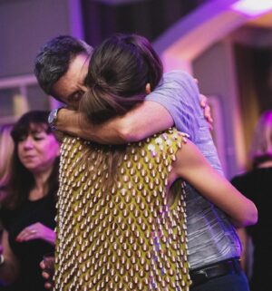Andreia Rodrigues Instagram - Entrei nos “entas” e entrei rodeada de amor! Sou muito grata a todos os meus amigos e família, que contribuíram para esta noite tão especial (não puderam estar todos, mas estavam de coração)! O que mais importa serão sempre as pessoas e as relações que construímos, são elas que nos enchem a vida e eu sou uma sortuda! A única coisa que desejava  era que fosse uma noite feliz e especial para todos…e acho que foi! 💖 

Adoro dançar!!! Dancei muito!!! Dançámos muito! E voltei a ter o privilégio de ter comigo o João, da @your_jukebox, foi ele que esteve connosco, no meu casamento, e na altura dancei até fechar a pista…aos 40 não podia ser diferente! Mérito teu e do teu talento João! Obrigada! (Aliás, daqui a pouco nas stories temos um miminho para vocês). Obrigada à @lesthemesevents pela decoração linda - que quando fiz o pedido não imaginei que pudesse ficar ainda melhor do tinha pensado!!! É sempre um privilégio! Por fim, obrigada a toda a equipa do @xxl_byolivier pelo apoio! E agradeço porque sem todos eles não teria sido tão especial, não é uma questão de patrocínio…porque não é o caso…são as pessoas e as relações que se constroem! Obrigada a todos! 💗🎉