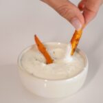 Andreia Rodrigues Instagram – NOVA RECEITA! 🙌🏼 🥕Perfeita para receber amigos ou, simplesmente, como um snack SAUDÁVEL! E no final do texto têm uma@dica importante! 👌🏼

Infos:
▪️Forno aquecido a  200º C, assar as cenouras durante 30 minutos, depois deste tempo use uma espátula para mexer as cenouras e volte a pôr o forno mais uns 30 minutos até que fiquem bem douradas. Sirva imediatamente.

▪️Espalhe as cenouras pela travessa, de preferência sem as sobrepor.

▪️Assim que as cenouras saem do forno elas estão levemente crocantes, mas assim que arrefecem ficam moles. Apesar de amolecerem ficam muito saborosas.

SUPER DICA: Se misturarem um bocadinho de farinha de milho ficam mais crocantes! 😉

Bom apetite!! 

#receitassaudaveis #receitafit #receitafacil #snacksaudável #cenoura