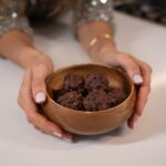 Andreia Rodrigues Instagram – Não podia acabar o ano sem vos deixar uma receita muuuuuito saborosa e gulosa!!! Passagem de ano em casa? Uma receita fácil de fazer, perfeita para surpreender amigos: uma espécie de Ferrero 😉😜

Ingredientes e quantidades:

▫️  ou – 120 g de amendoim (ou outro fruto que prefiram).
▫️80/100g de bolacha torrada
▫️2 ou 3 colheres de sopa de cacau (eu usei 100%)
▫️3 colheres de sopa de chocolate para barrar (usei Nutella) 
▫️Amendoim (ou outro fruto seco) triturado grosseiramente 
▫️ Chocolate de para derreter (cerca de 300g)

Deliciem-se! 

#receitasfaceis #receitasrapidas #chocolovers