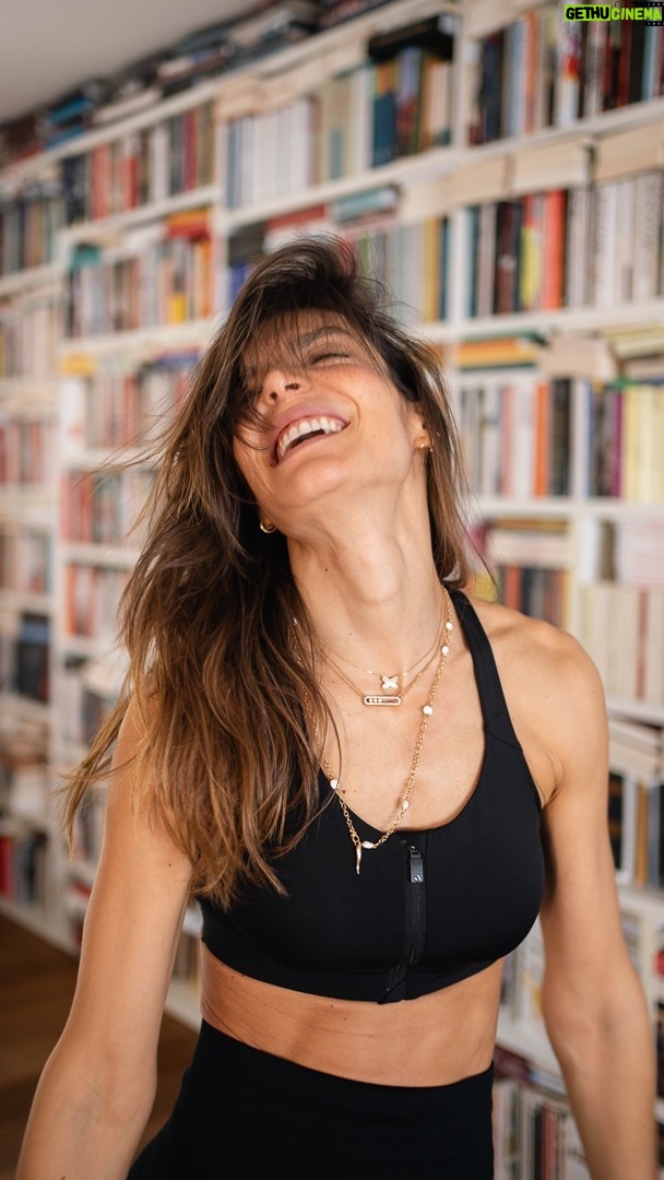 Andreia Rodrigues Instagram - Estes dias têm sido uma loucura, mas vocês pediram e cá está. Mais um treininho dos que gosto de fazer em casa. Este treino de cardio é sem impacto e estes exercícios eram alguns dos um dos que fiz nestes últimos tempos, durante a recuperação do joelho e também os fazia no pós parto, até porque fala-se muito pouco dos cuidados que devemos ter depois do parto, para proteger o períneo. 🔺Para cerca de 15 minutos de treino façam 3x esta sequência com 30 segundos de descanso entre cada exercício! Ou podem fazer 5x com 30 segundos de descanso entre cada exercício… Beijinhos e continuação de boa semana!! 😘 #treinosemimpacto #treinocardio #treinorapido #osmeustreinos