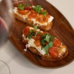 Andreia Rodrigues Instagram – Nova receita!!!! 🤌🏼🍅🧀 Confesso que há dias em que me apetece um mimiminho, um petisco! Adoro comer bem e adoro comida Italiana! Faço esta bruschetta muitas vezes, há dias em que é um verdadeiro consolo!  Aproveitem no fim de semana! 🤪😜

Dica: tenham o forno previamente aquecido a 180°. O tempo certo para assar o tomate é, na realidade, o tempo que demorar até o tomate ficar bem assado, sem queimar! 

Alguma dúvida? 

#receitafácil #receitafacildefazer #bruschetta #italianfood #comidaitaliana #petisco