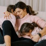 Andreia Rodrigues Instagram – Minhas! 💗 Mãe! Filhas! A mulher que sou, a mãe que sou! Com elas aprendo todos os dias a ser melhor…sorte a minha de as ter! Amo-as, tanto! Feliz dia a todas as mães! 💖