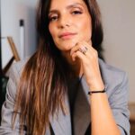 Andreia Rodrigues Instagram – Qual o look que preferem? O primeiro ou segundo?Cinza é uma das cores da estação e o vermelho também! Aqui partilho duas versões com a mesma base, ambas com ténis, e a prova de que o que calçamos pode fazer toda a diferença num look (e os casacos também 😉) qual seria a vossa opção? 

#lookdodia #tendencias #fashion #styling