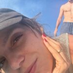 Andreia Rodrigues Instagram – Sal! Devemos voltar aos lugares onde fomos e somos felizes! Foi uma Páscoa diferente mas muito doce, principalmente no que diz respeito a criar memórias. Memórias dos finais de dias, do pôr do sol! Das descobertas. Das brincadeiras! Dos abraços. Da Fátima e do seu sorriso, enquanto fazia o tereré. Das gargalhadas! E das birras 😜  mas essas esquecemos rápido! Até breve, Cabo Verde! Prometemos voltar! E vocês? A que lugares fazem questão de regressar? 🙌🏼 

#ilhadosal #caboverde #memorias #família