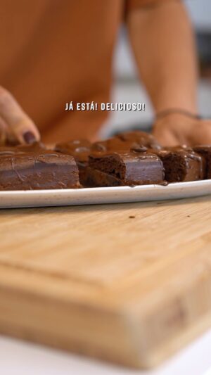 Andreia Rodrigues Instagram - Só dois ingredientes! 🔝 Como os tempos que aí vêm trazem calorias extra, aqui fica um bolo de chocolate rápido e saudável! 

Indicações:

- 200g de chocolate derretido, com uma colher de chá de óleo de coco 

- 4 ovos (separar as gemas das claras e usar ambas na totalidade)

- Forno a 180°, cerca de 20min 

🍫 Bom apetite! 😜

#receita #receitasaudavel #chocolate #chocolatelover