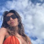 Andreia Rodrigues Instagram – Sal! Devemos voltar aos lugares onde fomos e somos felizes! Foi uma Páscoa diferente mas muito doce, principalmente no que diz respeito a criar memórias. Memórias dos finais de dias, do pôr do sol! Das descobertas. Das brincadeiras! Dos abraços. Da Fátima e do seu sorriso, enquanto fazia o tereré. Das gargalhadas! E das birras 😜 mas essas esquecemos rápido! Até breve, Cabo Verde! Prometemos voltar! E vocês? A que lugares fazem questão de regressar? 🙌🏼
#ilhadosal #caboverde #memorias #família