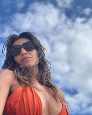 Andreia Rodrigues Instagram - Sal! Devemos voltar aos lugares onde fomos e somos felizes! Foi uma Páscoa diferente mas muito doce, principalmente no que diz respeito a criar memórias. Memórias dos finais de dias, do pôr do sol! Das descobertas. Das brincadeiras! Dos abraços. Da Fátima e do seu sorriso, enquanto fazia o tereré. Das gargalhadas! E das birras 😜  mas essas esquecemos rápido! Até breve, Cabo Verde! Prometemos voltar! E vocês? A que lugares fazem questão de regressar? 🙌🏼 

#ilhadosal #caboverde #memorias #família