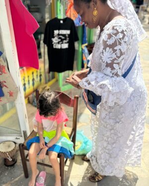 Andreia Rodrigues Instagram - Sal! Devemos voltar aos lugares onde fomos e somos felizes! Foi uma Páscoa diferente mas muito doce, principalmente no que diz respeito a criar memórias. Memórias dos finais de dias, do pôr do sol! Das descobertas. Das brincadeiras! Dos abraços. Da Fátima e do seu sorriso, enquanto fazia o tereré. Das gargalhadas! E das birras 😜  mas essas esquecemos rápido! Até breve, Cabo Verde! Prometemos voltar! E vocês? A que lugares fazem questão de regressar? 🙌🏼 

#ilhadosal #caboverde #memorias #família