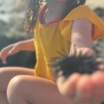 Andreia Rodrigues Instagram – Sal! Devemos voltar aos lugares onde fomos e somos felizes! Foi uma Páscoa diferente mas muito doce, principalmente no que diz respeito a criar memórias. Memórias dos finais de dias, do pôr do sol! Das descobertas. Das brincadeiras! Dos abraços. Da Fátima e do seu sorriso, enquanto fazia o tereré. Das gargalhadas! E das birras 😜  mas essas esquecemos rápido! Até breve, Cabo Verde! Prometemos voltar! E vocês? A que lugares fazem questão de regressar? 🙌🏼 

#ilhadosal #caboverde #memorias #família