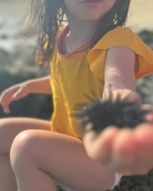 Andreia Rodrigues Instagram - Sal! Devemos voltar aos lugares onde fomos e somos felizes! Foi uma Páscoa diferente mas muito doce, principalmente no que diz respeito a criar memórias. Memórias dos finais de dias, do pôr do sol! Das descobertas. Das brincadeiras! Dos abraços. Da Fátima e do seu sorriso, enquanto fazia o tereré. Das gargalhadas! E das birras 😜  mas essas esquecemos rápido! Até breve, Cabo Verde! Prometemos voltar! E vocês? A que lugares fazem questão de regressar? 🙌🏼 

#ilhadosal #caboverde #memorias #família