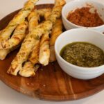 Andreia Rodrigues Instagram - Começar a semana com uma receita super simples! Um snack a pensar nos dias de verão que são mais convidativos a passar tempo com os amigos! Uma opção rápida e simples! O que vos parece? Cá por casa adoramos!!! #receita #simples #folhadoepesto #pesto #massafolhada #receitarapida #snack