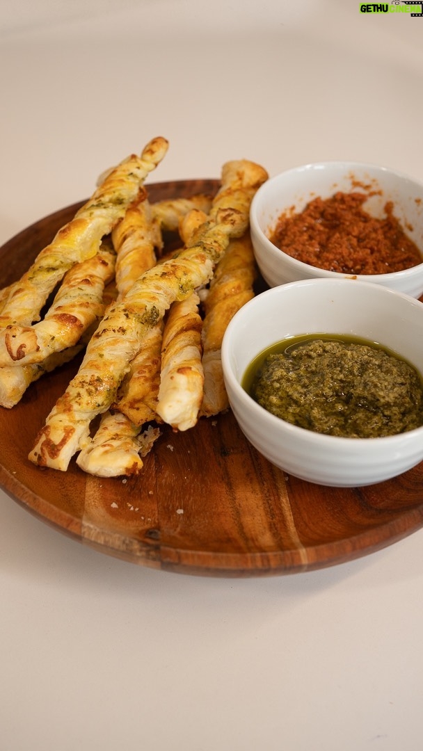 Andreia Rodrigues Instagram - Começar a semana com uma receita super simples! Um snack a pensar nos dias de verão que são mais convidativos a passar tempo com os amigos! Uma opção rápida e simples! O que vos parece? Cá por casa adoramos!!! #receita #simples #folhadoepesto #pesto #massafolhada #receitarapida #snack
