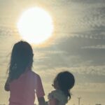 Andreia Rodrigues Instagram – Sal! Devemos voltar aos lugares onde fomos e somos felizes! Foi uma Páscoa diferente mas muito doce, principalmente no que diz respeito a criar memórias. Memórias dos finais de dias, do pôr do sol! Das descobertas. Das brincadeiras! Dos abraços. Da Fátima e do seu sorriso, enquanto fazia o tereré. Das gargalhadas! E das birras 😜 mas essas esquecemos rápido! Até breve, Cabo Verde! Prometemos voltar! E vocês? A que lugares fazem questão de regressar? 🙌🏼
#ilhadosal #caboverde #memorias #família