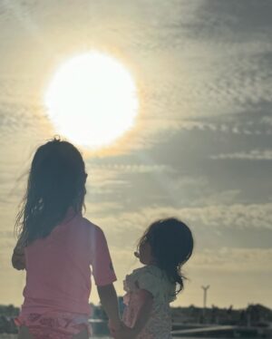 Andreia Rodrigues Instagram - Sal! Devemos voltar aos lugares onde fomos e somos felizes! Foi uma Páscoa diferente mas muito doce, principalmente no que diz respeito a criar memórias. Memórias dos finais de dias, do pôr do sol! Das descobertas. Das brincadeiras! Dos abraços. Da Fátima e do seu sorriso, enquanto fazia o tereré. Das gargalhadas! E das birras 😜  mas essas esquecemos rápido! Até breve, Cabo Verde! Prometemos voltar! E vocês? A que lugares fazem questão de regressar? 🙌🏼 

#ilhadosal #caboverde #memorias #família