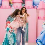 Andreia Rodrigues Instagram – No fim de semana passado fizemos uma festa encantada para a nossa princesa Inês. Um dia muito feliz! E aqui fica uma partilha, desse dia! Confesso que adoro preparar momentos especiais, ver o brilho no olhar das crianças é absolutamente incrível – e no olhar dos crescidos também! Concretizo-me ao proporcionar momentos como este! Obrigada, mais uma vez, a todos os que, com amor e dedicação, estiveram envolvidos nesta festa, que organizei entre viagens para Benavente, na loucura do reality! Pessoas com quem já trabalho há algum tempo e estão sempre disponíveis. Não são patrocínios, são parceiros…no sentido do que já representam nas nossas vidas, sei que posso contar sempre convosco, com o talento e paixão que colocam no que fazem e no serviço que prestam e, por isso, não podia deixar de vos agradecer! 💗
Decoração: @lesthemesevents – tudo lindo, minha querida Sofia!
Animação: @funtoche_eventos_infantis – obrigada Andreia e a toda a equipa por aceitarem alterar tudo, com tão pouco tempo!
Insufláveis e piscina: @magicstaranimacao – obrigada Pedro!
Espaço: @penhalongaresort @penhalongacatering – obrigada por toda a disponibilidade! Foi mesmo incrível! E depois ainda nos divertimos no parque exterior! E, agora, tenho de ir visitar o Spa 😉😅💗
#festaaniversario #proncesasdisney #diafeliz #amor