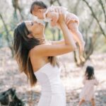 Andreia Rodrigues Instagram – Inês! Há 3 anos chegaste a este mundo e desde então tens sido luz nas nossas vidas! Doce, atenta, carinhosa, perspicaz, enérgica, conversadora, cheia de sentido de humor. Não consigo imaginar esta vida sem ti! És amor! Tem sido uma viagem incrível ao teu lado, adormecermos juntas enquanto me agarras na cara, ouvir as tuas gargalhadas, ouvir-te a contar histórias, cantar e dançar contigo! És uma benção, meu amor! Inês! 💗