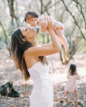 Andreia Rodrigues Instagram - Inês! Há 3 anos chegaste a este mundo e desde então tens sido luz nas nossas vidas! Doce, atenta, carinhosa, perspicaz, enérgica, conversadora, cheia de sentido de humor. Não consigo imaginar esta vida sem ti! És amor! Tem sido uma viagem incrível ao teu lado, adormecermos juntas enquanto me agarras na cara, ouvir as tuas gargalhadas, ouvir-te a contar histórias, cantar e dançar contigo! És uma benção, meu amor! Inês! 💗