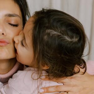 Andreia Rodrigues Instagram - Inês! Há 3 anos chegaste a este mundo e desde então tens sido luz nas nossas vidas! Doce, atenta, carinhosa, perspicaz, enérgica, conversadora, cheia de sentido de humor. Não consigo imaginar esta vida sem ti! És amor! Tem sido uma viagem incrível ao teu lado, adormecermos juntas enquanto me agarras na cara, ouvir as tuas gargalhadas, ouvir-te a contar histórias, cantar e dançar contigo! És uma benção, meu amor! Inês! 💗