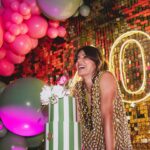 Andreia Rodrigues Instagram - Entrei nos “entas” e entrei rodeada de amor! Sou muito grata a todos os meus amigos e família, que contribuíram para esta noite tão especial (não puderam estar todos, mas estavam de coração)! O que mais importa serão sempre as pessoas e as relações que construímos, são elas que nos enchem a vida e eu sou uma sortuda! A única coisa que desejava era que fosse uma noite feliz e especial para todos…e acho que foi! 💖 Adoro dançar!!! Dancei muito!!! Dançámos muito! E voltei a ter o privilégio de ter comigo o João, da @your_jukebox, foi ele que esteve connosco, no meu casamento, e na altura dancei até fechar a pista…aos 40 não podia ser diferente! Mérito teu e do teu talento João! Obrigada! (Aliás, daqui a pouco nas stories temos um miminho para vocês). Obrigada à @lesthemesevents pela decoração linda - que quando fiz o pedido não imaginei que pudesse ficar ainda melhor do tinha pensado!!! É sempre um privilégio! Por fim, obrigada a toda a equipa do @xxl_byolivier pelo apoio! E agradeço porque sem todos eles não teria sido tão especial, não é uma questão de patrocínio…porque não é o caso…são as pessoas e as relações que se constroem! Obrigada a todos! 💗🎉