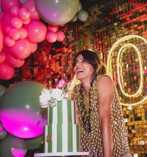 Andreia Rodrigues Instagram - Entrei nos “entas” e entrei rodeada de amor! Sou muito grata a todos os meus amigos e família, que contribuíram para esta noite tão especial (não puderam estar todos, mas estavam de coração)! O que mais importa serão sempre as pessoas e as relações que construímos, são elas que nos enchem a vida e eu sou uma sortuda! A única coisa que desejava  era que fosse uma noite feliz e especial para todos…e acho que foi! 💖 

Adoro dançar!!! Dancei muito!!! Dançámos muito! E voltei a ter o privilégio de ter comigo o João, da @your_jukebox, foi ele que esteve connosco, no meu casamento, e na altura dancei até fechar a pista…aos 40 não podia ser diferente! Mérito teu e do teu talento João! Obrigada! (Aliás, daqui a pouco nas stories temos um miminho para vocês). Obrigada à @lesthemesevents pela decoração linda - que quando fiz o pedido não imaginei que pudesse ficar ainda melhor do tinha pensado!!! É sempre um privilégio! Por fim, obrigada a toda a equipa do @xxl_byolivier pelo apoio! E agradeço porque sem todos eles não teria sido tão especial, não é uma questão de patrocínio…porque não é o caso…são as pessoas e as relações que se constroem! Obrigada a todos! 💗🎉