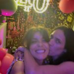 Andreia Rodrigues Instagram - Entrei nos “entas” e entrei rodeada de amor! Sou muito grata a todos os meus amigos e família, que contribuíram para esta noite tão especial (não puderam estar todos, mas estavam de coração)! O que mais importa serão sempre as pessoas e as relações que construímos, são elas que nos enchem a vida e eu sou uma sortuda! A única coisa que desejava era que fosse uma noite feliz e especial para todos…e acho que foi! 💖 Adoro dançar!!! Dancei muito!!! Dançámos muito! E voltei a ter o privilégio de ter comigo o João, da @your_jukebox, foi ele que esteve connosco, no meu casamento, e na altura dancei até fechar a pista…aos 40 não podia ser diferente! Mérito teu e do teu talento João! Obrigada! (Aliás, daqui a pouco nas stories temos um miminho para vocês). Obrigada à @lesthemesevents pela decoração linda - que quando fiz o pedido não imaginei que pudesse ficar ainda melhor do tinha pensado!!! É sempre um privilégio! Por fim, obrigada a toda a equipa do @xxl_byolivier pelo apoio! E agradeço porque sem todos eles não teria sido tão especial, não é uma questão de patrocínio…porque não é o caso…são as pessoas e as relações que se constroem! Obrigada a todos! 💗🎉