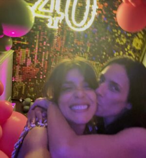 Andreia Rodrigues Instagram - Entrei nos “entas” e entrei rodeada de amor! Sou muito grata a todos os meus amigos e família, que contribuíram para esta noite tão especial (não puderam estar todos, mas estavam de coração)! O que mais importa serão sempre as pessoas e as relações que construímos, são elas que nos enchem a vida e eu sou uma sortuda! A única coisa que desejava  era que fosse uma noite feliz e especial para todos…e acho que foi! 💖 

Adoro dançar!!! Dancei muito!!! Dançámos muito! E voltei a ter o privilégio de ter comigo o João, da @your_jukebox, foi ele que esteve connosco, no meu casamento, e na altura dancei até fechar a pista…aos 40 não podia ser diferente! Mérito teu e do teu talento João! Obrigada! (Aliás, daqui a pouco nas stories temos um miminho para vocês). Obrigada à @lesthemesevents pela decoração linda - que quando fiz o pedido não imaginei que pudesse ficar ainda melhor do tinha pensado!!! É sempre um privilégio! Por fim, obrigada a toda a equipa do @xxl_byolivier pelo apoio! E agradeço porque sem todos eles não teria sido tão especial, não é uma questão de patrocínio…porque não é o caso…são as pessoas e as relações que se constroem! Obrigada a todos! 💗🎉