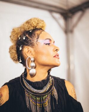 Andressa Alves Instagram - STYLE BY ME! 

@caroltucuju x @manivafesta x @viradacultural 

Produção da Dj Afroindígena Carol Tucuju para a primeira Maniva na Virada Cultural, foi a primeira vez que uma festa amazônica embalou a virada e se conectou com muitas pessoas que passaram por lá.

@niltonsq veste @undeleteproject 

A maquiagem foi realizada pela @eusouarosaa que deu cor a proposta do look e brilhou muito e hair pela maravilhosa @shitararitielle que arrasa sempre! 

Acervo: @qgnobre ✨ 
Pic: @luizsiqueirafotografia