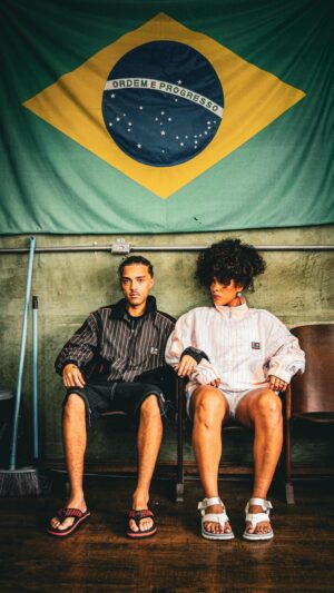 Andressa Alves Instagram - E esse drop perfeito @baw_official & @kenner ? Já tamo aqui na  quebrada ficando alinhados e na régua para aquele rolezin maroto! 

Além da BAW ser comfy é vertasil e veste muito bem, nossa cara né? 
Você pode adquirir essa collab nas lojas físicas  do Bom retiro, Eldorado, Morumbi em Sp e no Rj no Rio sul e no barra shopping, ou o no site oficial da BAW  usando nosso cupom DEFANIBAW para 15% de desconto. Se eu fosse vocês não perdiam tempo! ➰🫶🏽 

Barbearia @_lacasaoficial | @cacoconche 
📷 @ale_frederico