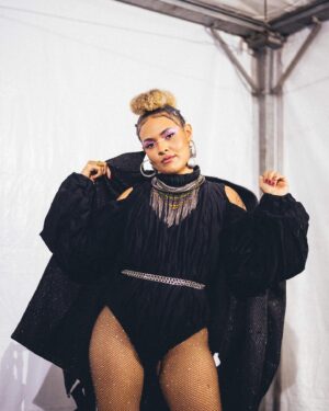 Andressa Alves Instagram - STYLE BY ME! 

@caroltucuju x @manivafesta x @viradacultural 

Produção da Dj Afroindígena Carol Tucuju para a primeira Maniva na Virada Cultural, foi a primeira vez que uma festa amazônica embalou a virada e se conectou com muitas pessoas que passaram por lá.

@niltonsq veste @undeleteproject 

A maquiagem foi realizada pela @eusouarosaa que deu cor a proposta do look e brilhou muito e hair pela maravilhosa @shitararitielle que arrasa sempre! 

Acervo: @qgnobre ✨ 
Pic: @luizsiqueirafotografia