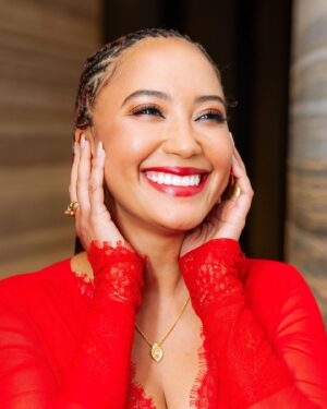 Andy Allo Instagram - Seriously felt so beautiful and loved on this birthday 🥰 
And I am obsessed with this dress. 

Thank you @chicagomakeupartists & @taizethebarber1 for making me look and feel like a goddess 👑 💫 

📸 @meaganshuptar 

#capricorn #januarybaby #painthetownred