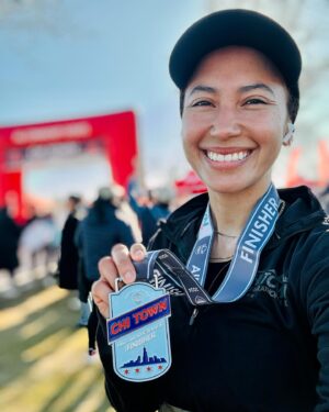 Andy Allo Instagram - Hit a PR today and broke an hour running a 10k!! 🥹😭🙌🏽🏃🏽‍♀️ 9:39 min/mile and shaved off 4 minutes from my last 10k! 

Story time: I had hit Mile 5, in the home stretch, and @mileycyrus song ‘We Can’t Stop’ came on my run playlist and I said a Hey Siri skip song but she didn’t skip. So I asked again Hey Siri Skip Song and she still didn’t do it. I was feeling tired and was about to yell at Siri haha but then it hit me, THIS is the song I needed to hear and when I accepted it, everything changed. We can’t stop baby! Let’s go! It’s like a got a second wind. I picked up the pace and  I felt like the Terminator on a mission. 😂😂

Anyway, super proud of myself cus there’s nothing like starting the day off with a quick 10k haha. Shout out to @gritendurance & @coachjiml inspiring me to keep going! 💪🏽🏃🏽‍♀️

Ps. Sunrises are my love language and this mornings did not disappoint. #chicagoskyline was doing her thing. 🥰

#10krun #runchitown #allcommunityevents #runner #selflove #selfcare #pr #personalrecord #endurancerunning #athlete