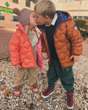 Aneta Krejčíková Instagram - Podzim a zima vždycky ve @skibikids 

#Reima jedna z oblíbených funkčních značek, poněvadž není špatného počasí, jenom špatného oblečení🍁🌨️🌧️🌦️❄️

#affenzahn barefootové vždycky stylově a hravě barevné botičky

#kleankanteen ekologické nerezové láhve, termosky a svačinové boxy

🐣🐒🦄@skibikids