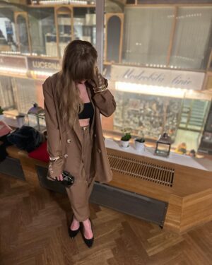 Aneta Krejčíková Instagram - @anamecz 

Už jako studentku Konzervatoře mě zajímali lokální návrháři.
Pamatuju si, že vždycky když jsem měla po výplatě z natáčení, tak jsme s mámou šly do obchůdku mladých návrhářů, kterých bylo po Pze pár a tam jsem si pořídila krásný, originální kusy. Některý mám dodnes🖤
Miluju to a chci to podporovat!
@anamecz  jsem si všimla díky @veronikakasakova a vlastně jsem nabyla dojmu, že se mě tahle značka netýká, poněvadž když sluší Verče, tak rozhodně nebude slušet mě, protože nejsem modelka, ale normální holka. Ale mají tak rozmanitou nabídku netradičně klasických střihů, že se ve Vašich věcech cítím jako modelka i když jsem normální holka a já Vám za to děkuju🤎
Jo a kdo jste milovníkem mohérových a vlněných svetrů jako já, tak tady maj luxusní🙏🏻
@anamecz